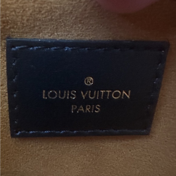Louis Vuitton On The Go black monogram Empreinte
No Wear
Like new - Picture 11 of 14